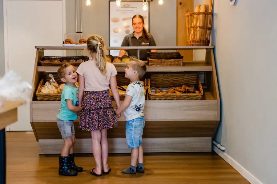 Winkel kinderen met suze bij de broodjes