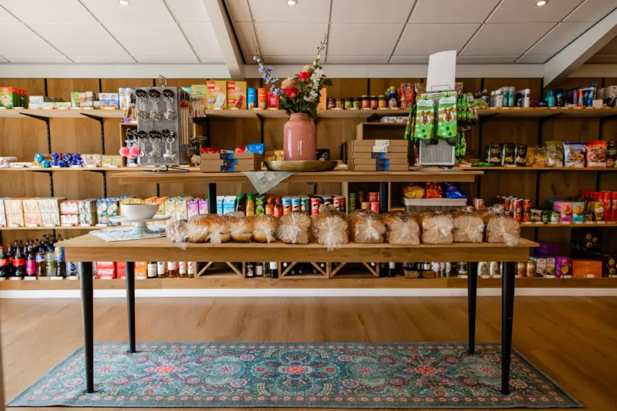 Winkel tafel met brood en souverniers