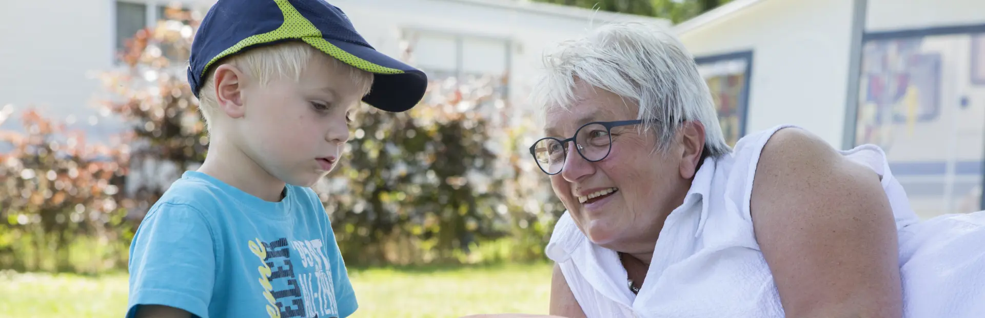 Oma met kleinzoon lezen