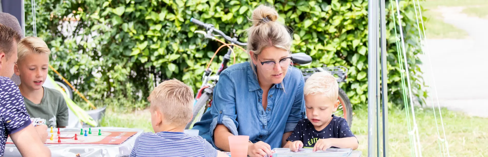 Gezin aan tafel spelletjes spelen