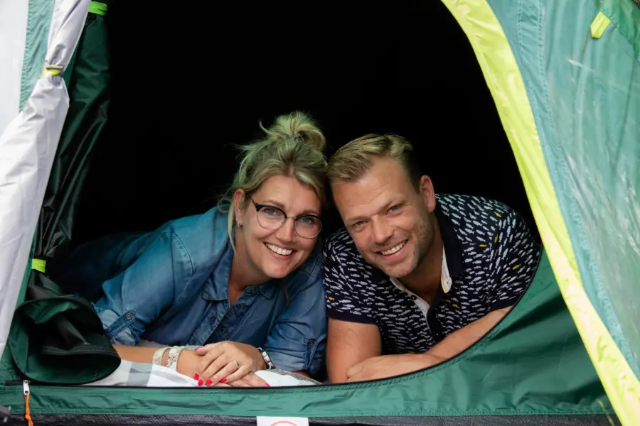Man vrouw in tent