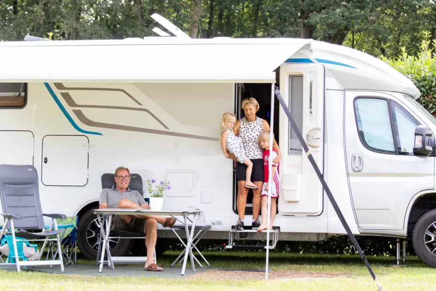 Oma en opa met kleinkinderen camper