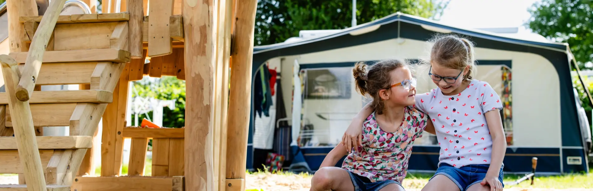 Vlierbes zand meisjes elkaar aankijken 1c5a9075