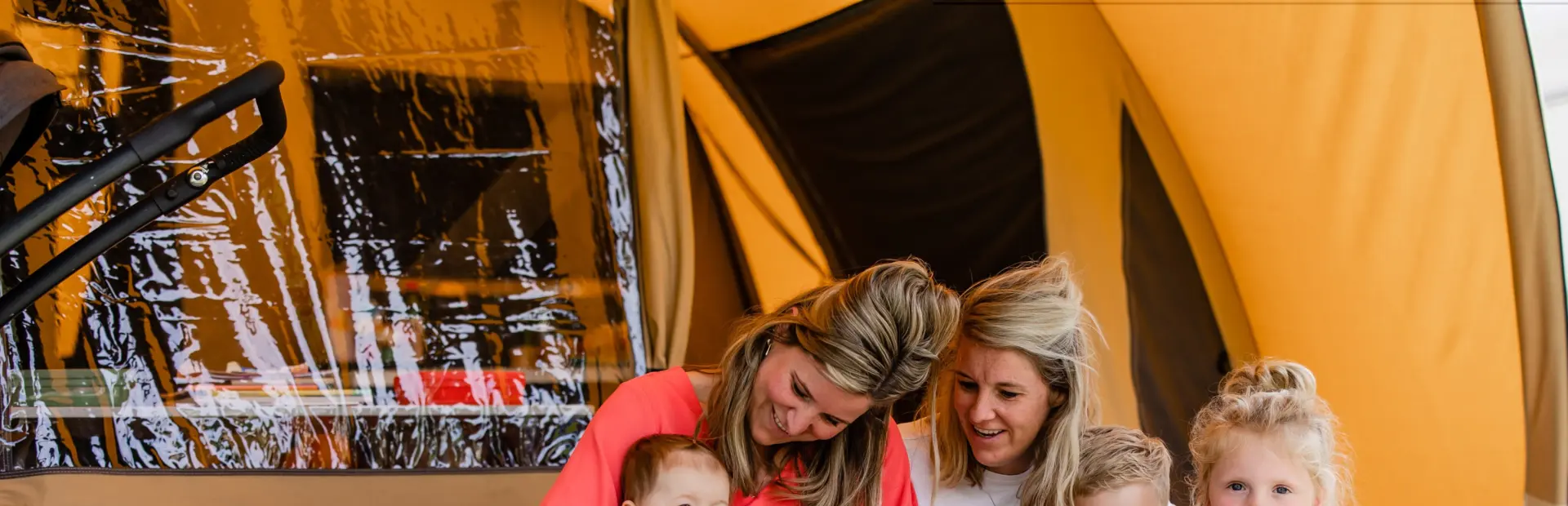 Kamperen- kindjes met moeders in tent