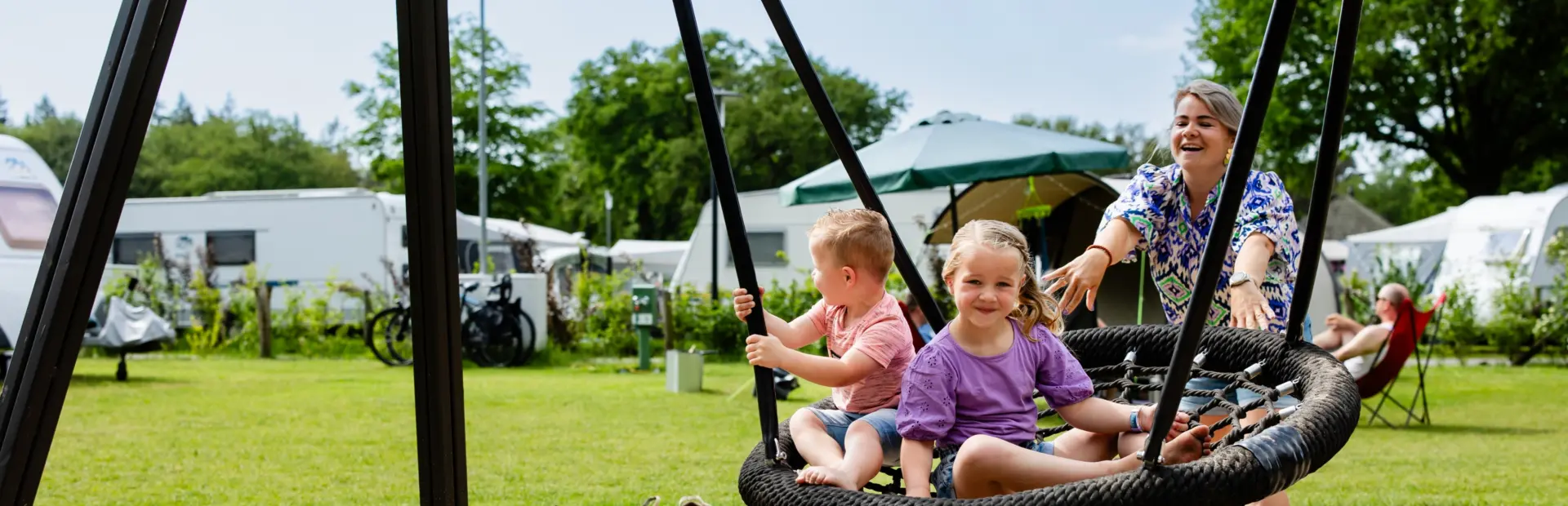 Bosuil schommel kinderen met mama 1c5a8681