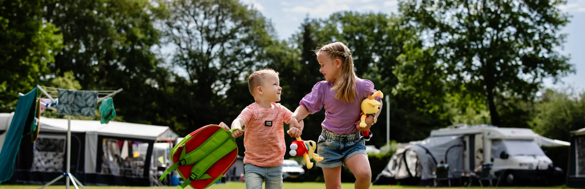 Bosuil jongen meisje rennen met noetsie knuffel1c5a8535