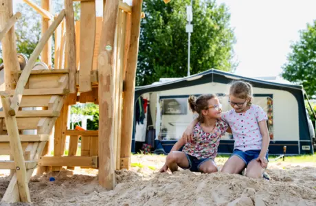 Vlierbes zand meisjes elkaar aankijken 1c5a9075