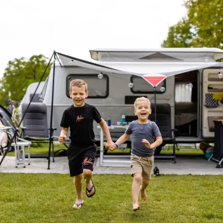 Bosuil rennen voor de caravan 4