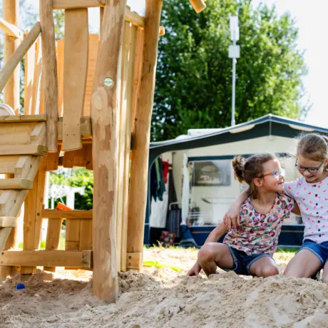 Vlierbes zand meisjes elkaar aankijken 1c5a9075