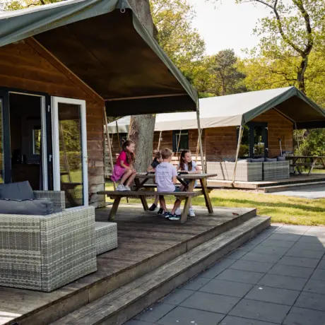 Safarilodge kindern voor de tent