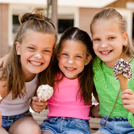 Snackbar 3meisjes met ijs op hun neus