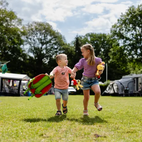Bosuil jongen meisje rennen met noetsie knuffel1c5a8535