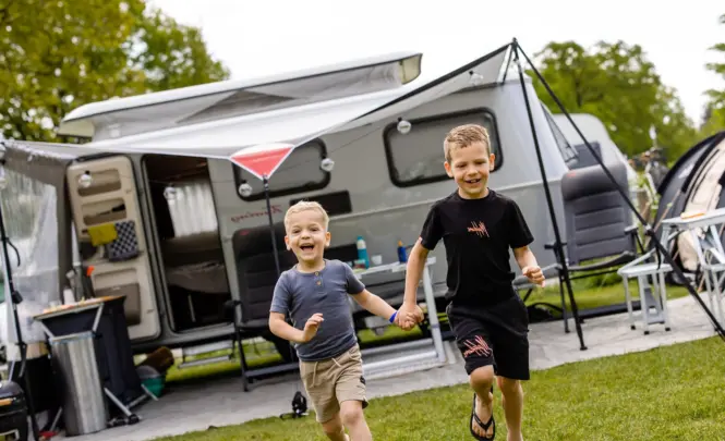 Bosuil rennen voor de caravan 4