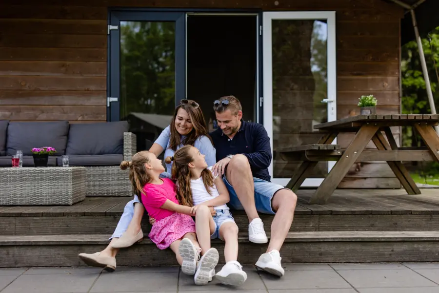 Safarilodge gezin maakt plezier voor de tent