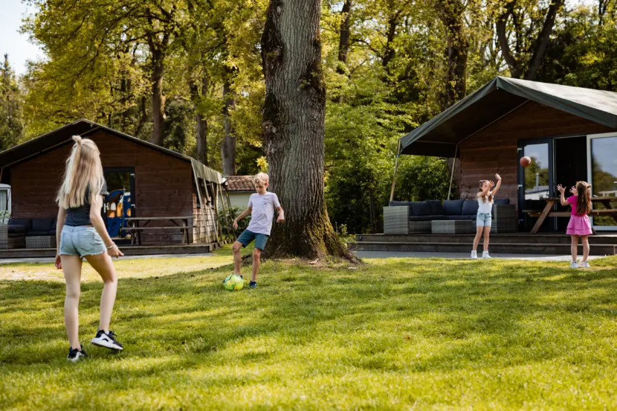 Safarilodge kinderen spelen voor de tenten