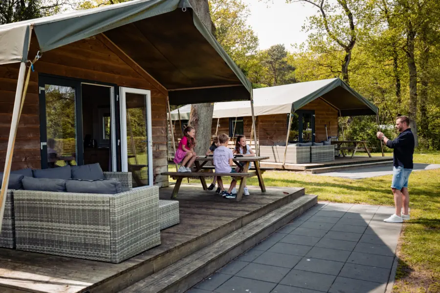Safarilodge kindern voor de tent