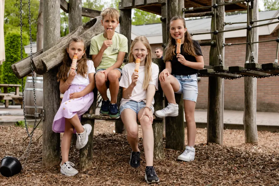 Snackbar kinderen eten een waterijsje 282 29