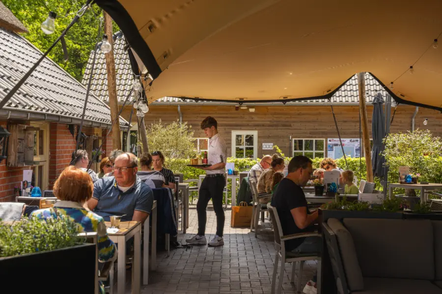 20230527-DickRuumpol-Terras uitserveren drankjes