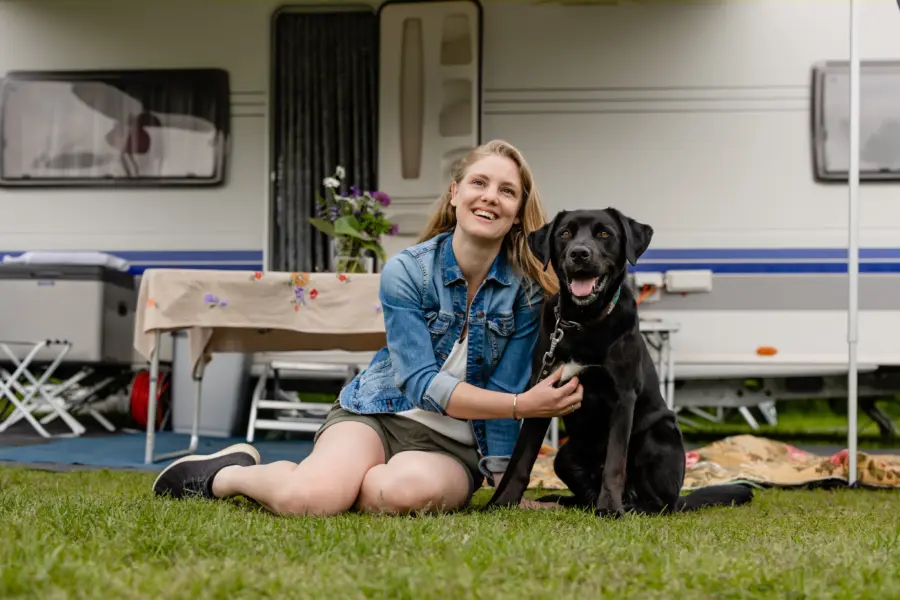 Hond vrouw met hond voor caravan 285 29