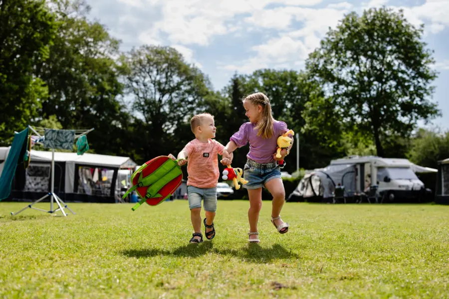 Bosuil jongen meisje rennen met noetsie knuffel1c5a8535