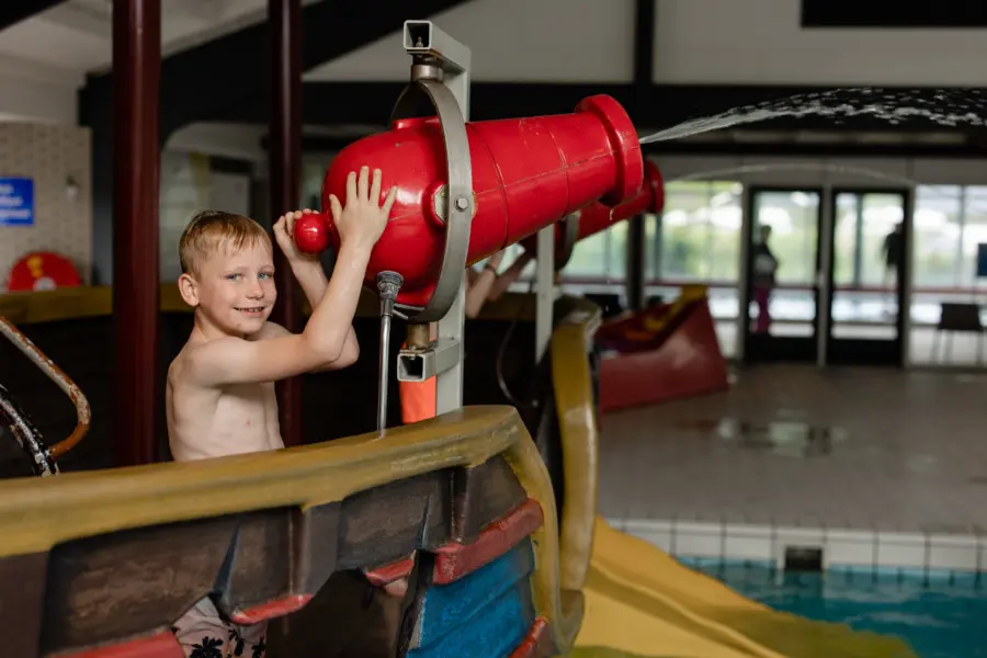 Zwembad jongen speelt met water