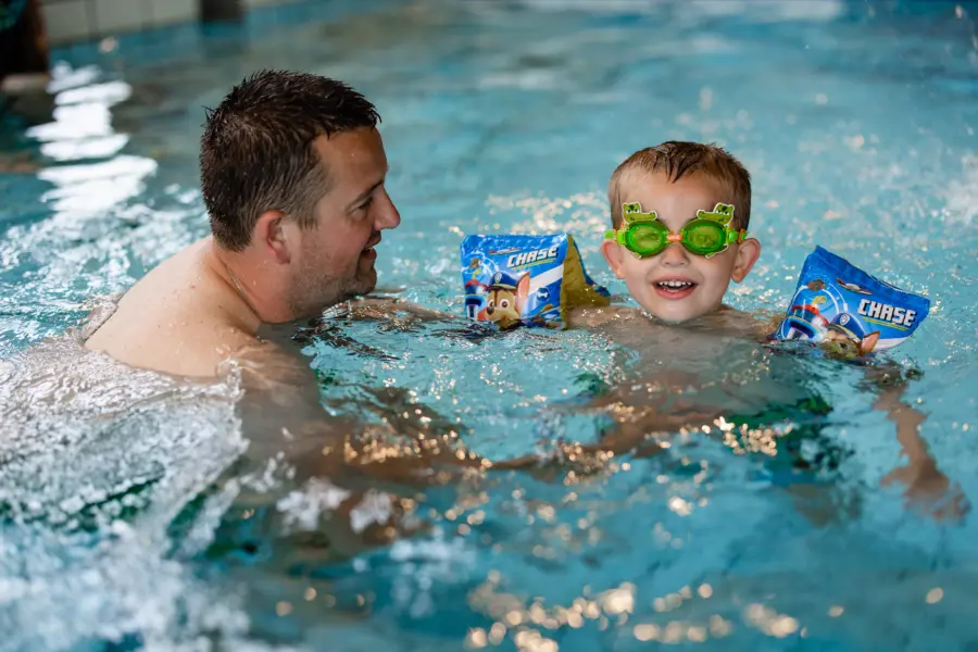 Zwembad vader en zoontje