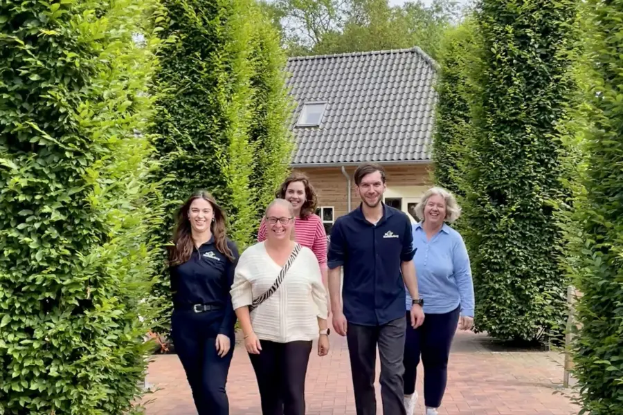 Receptieteam 2024 lopen door laantje