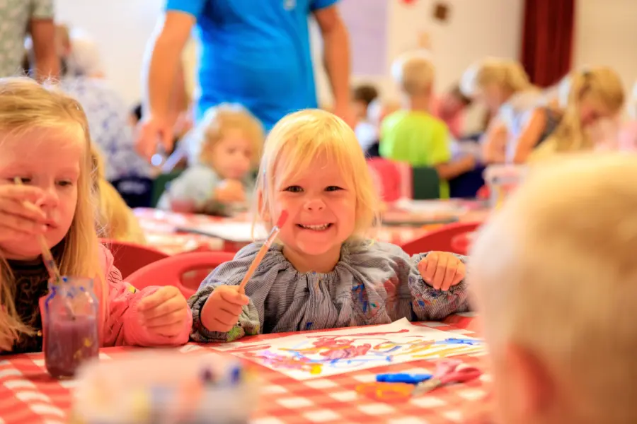 lachend meisje knutselen RUB9180815-11824 verkl