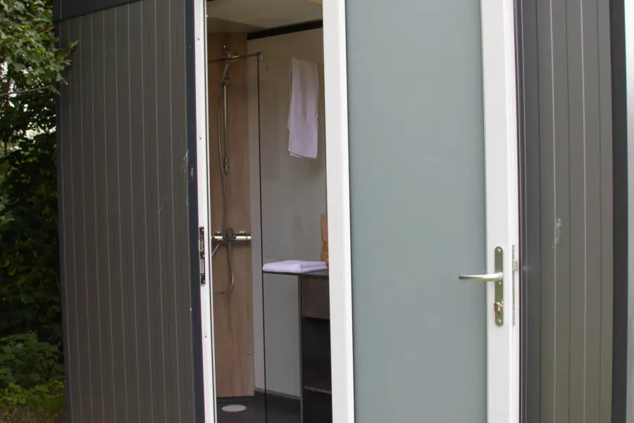 Priv c3 a9 sanitair buitenkant met deur open