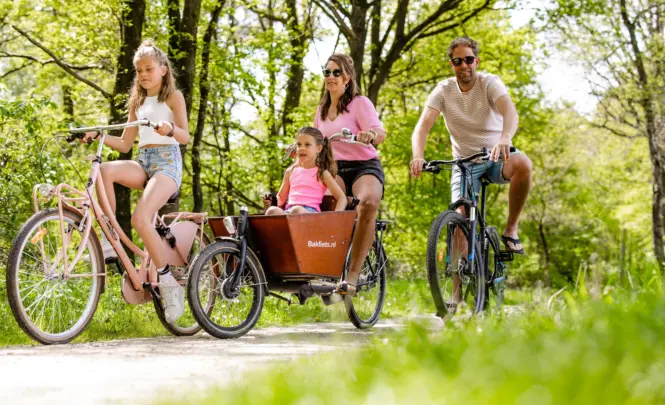 omgeving- gezin op de fiets (4)