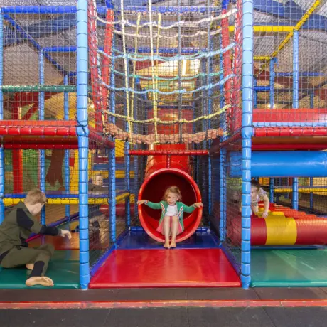 Binnenspeeltuin meisje glijbaan