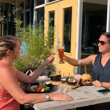 Meiden proosten terras