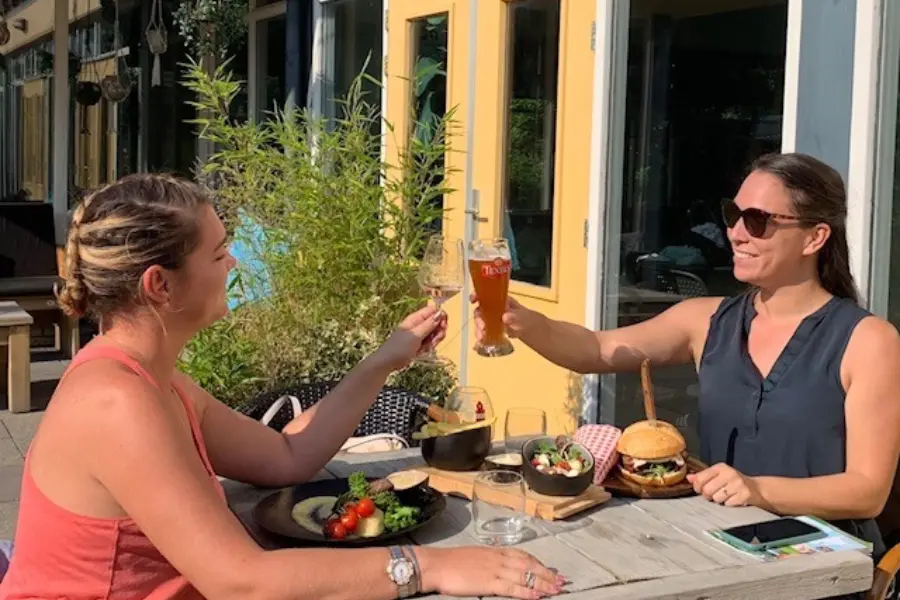 Meiden proosten terras