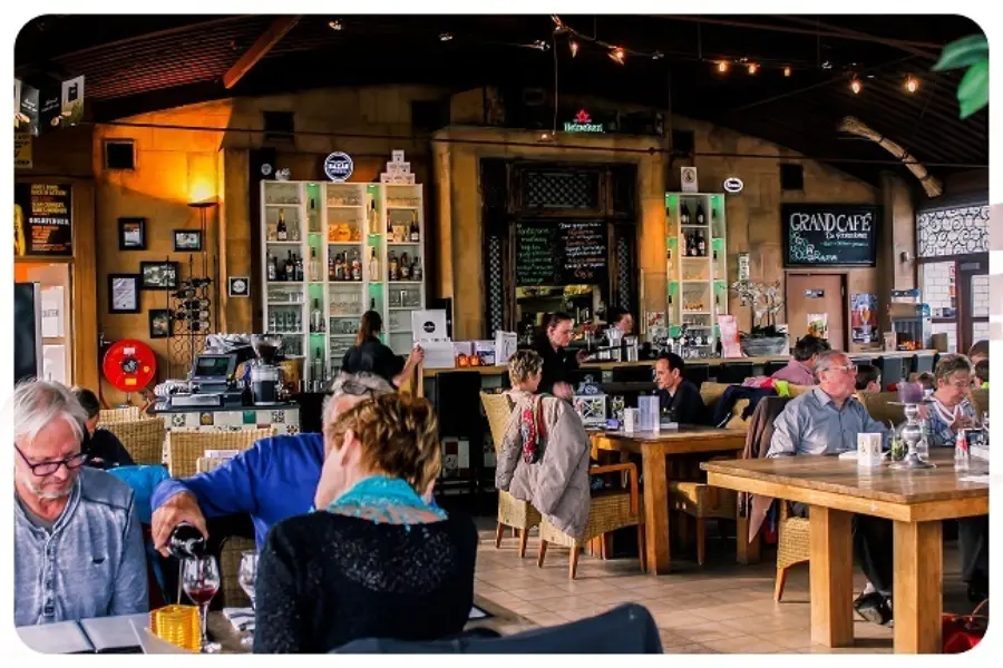 Restaurant met mensen klein