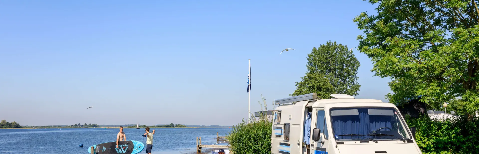 Camperplaats aan het water bij De Paardekreek