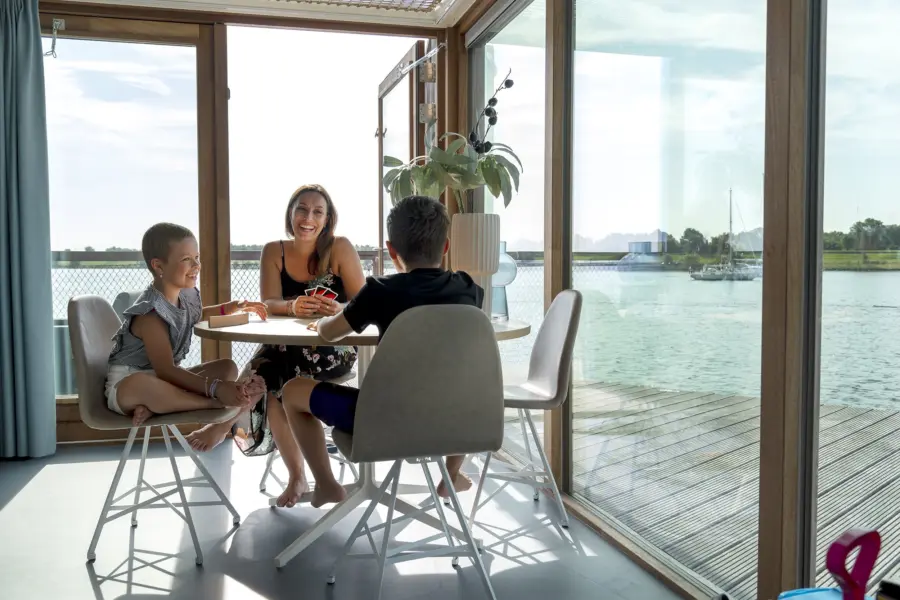 Veerse meersuite eethoek