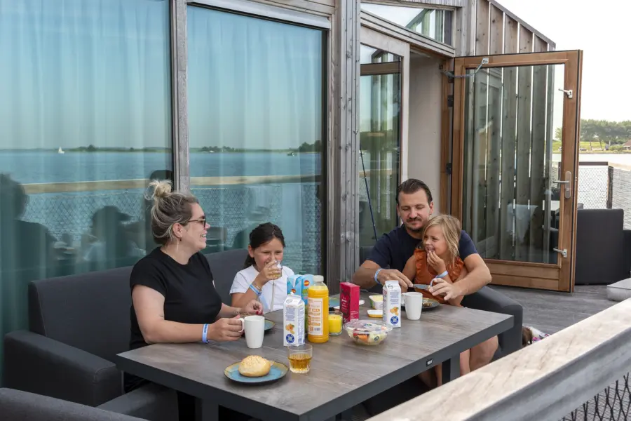 Veerse Meersuites eten op terras