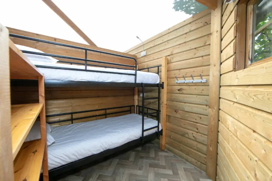 stapelbed slaapkamer Kampeerbungalow