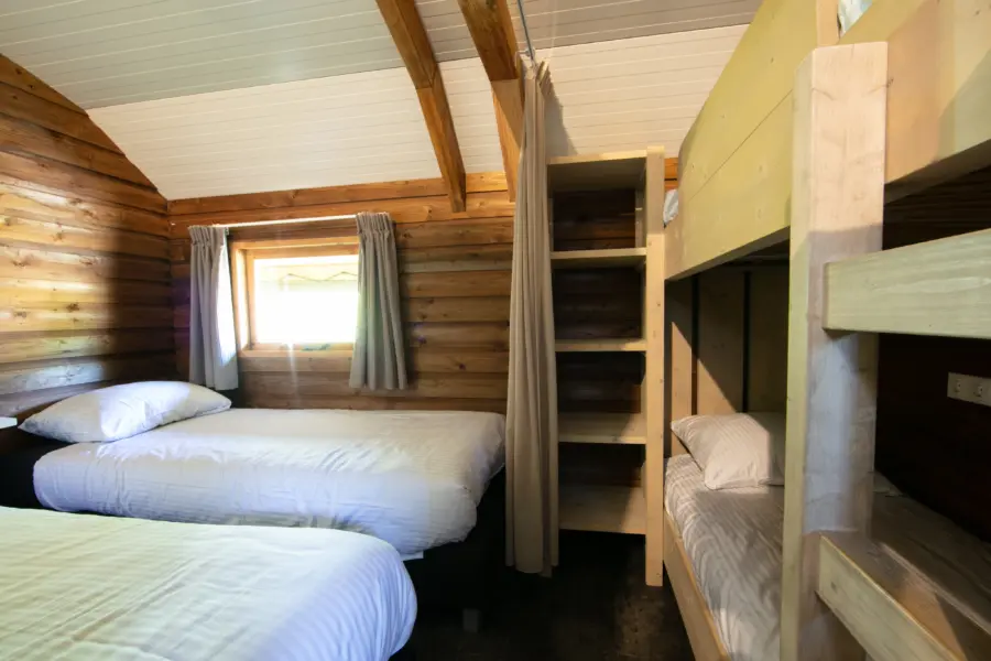 slaapkamer met stapelbed Outdoorlodge