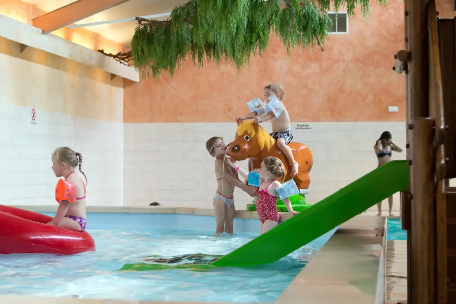 Binnenzwembad peuter- en kleuterbad glijbaan