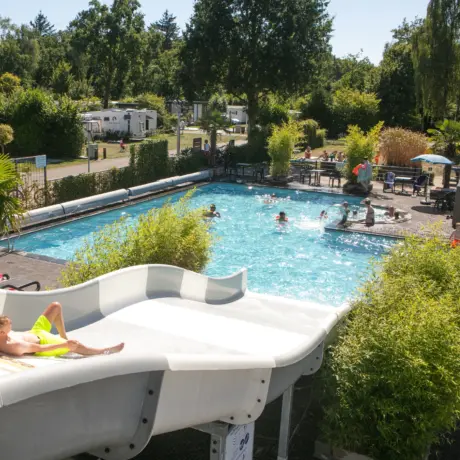 Camping met zwembad en glijbaan
