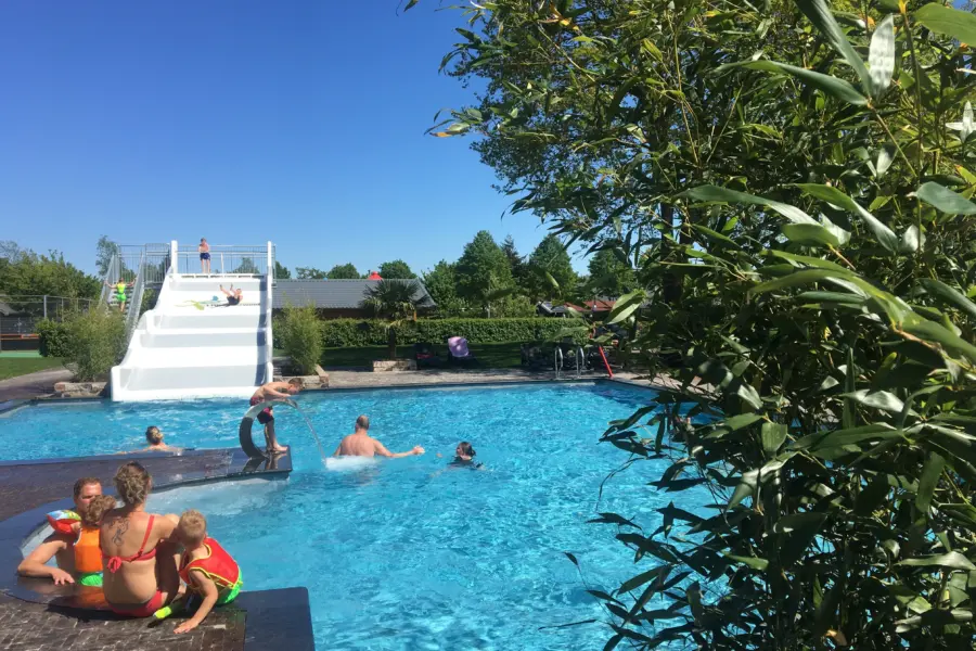 Buitenzwembad met familieglijbaan Rheezerwold
