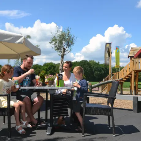 Terras met speeltuin