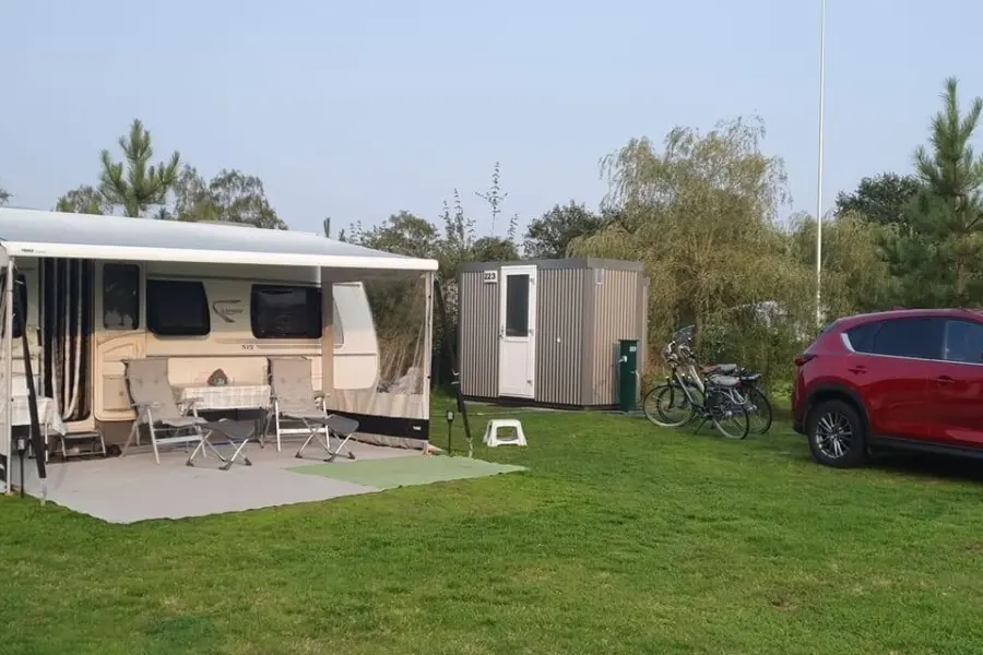Comfort XL plaats met privé sanitair caravan/voortent met auto