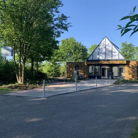 Sanitairgebouw achter