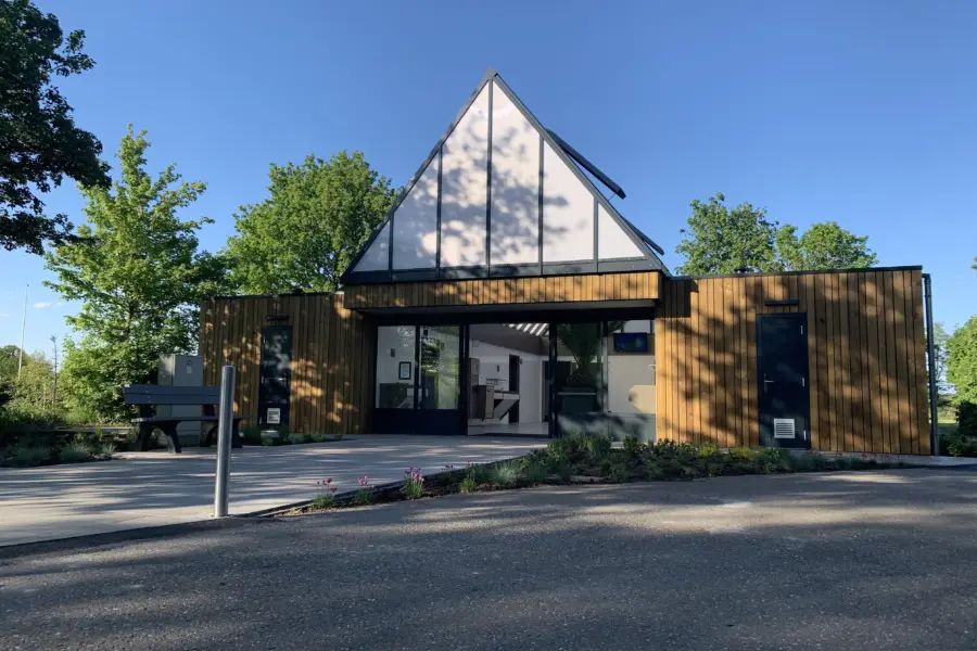 Sanitairgebouw achter voorkant