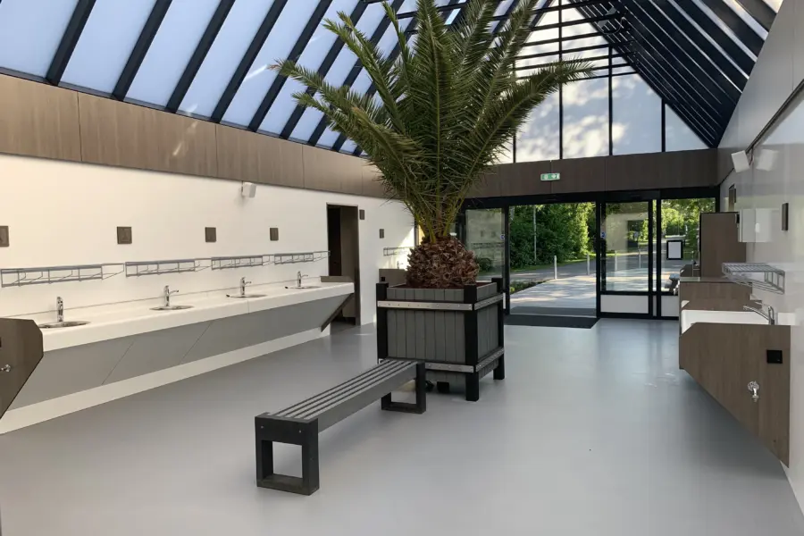 Sanitairgebouw achter afwas