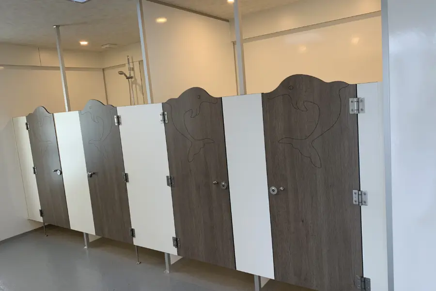 Sanitairgebouw achter kinderen