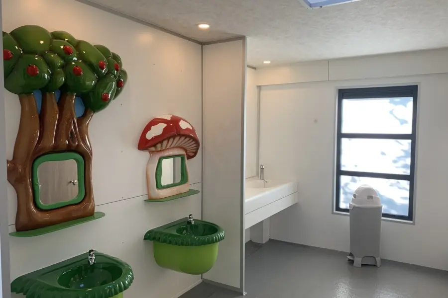 Kindersanitair achterste sanitairgebouw