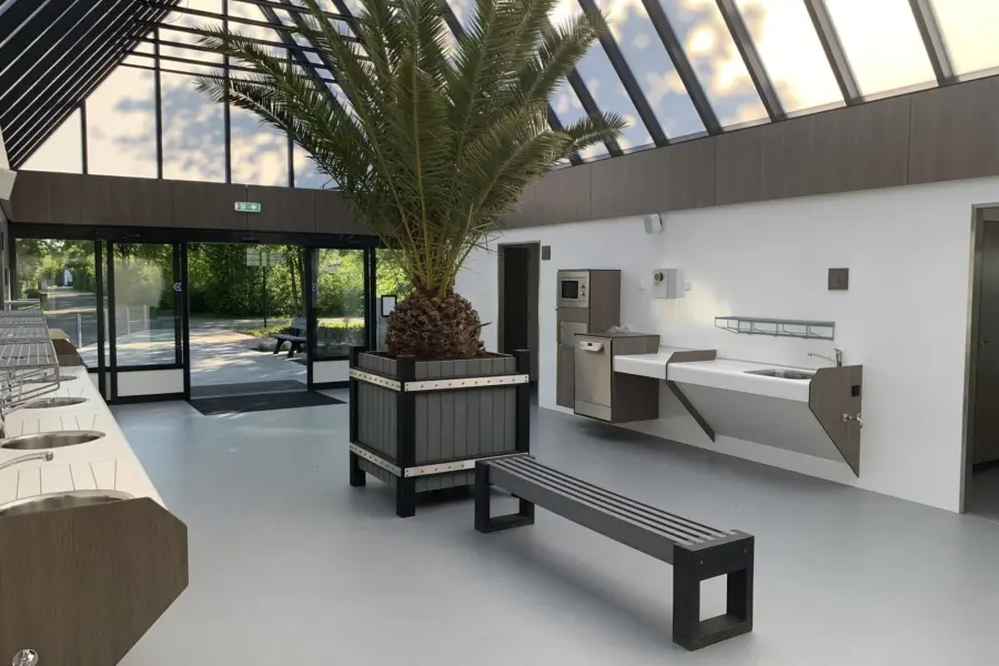 Sanitairgebouw achter